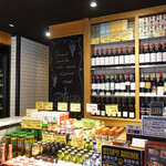 Le Bar A Vin 52 Azabu Tokyo - 物販もしている店内