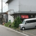 問屋 - 赤いノレンのディープなお店「問屋」さんです！