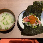 Resutoran Jukai - マグロといくらの手巻き寿司。山葵が少し入ってました。