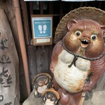 そば処 喜多原 - 入口のたぬきが目印