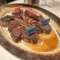 ウルフギャング・ステーキハウス 丸の内店 - プライム熟成Tボーンステーキ
                    （手前2切れだけ子供用にミディアムウェルダンにしてもらったりと、柔軟に対応してくれます）