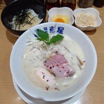 Menya Shinsei - 濃厚クリーミー鶏白湯らーめん 醤油(990円)
                        奥久慈卵と鶏節のTKG(350円)
                        鶏節(100円)