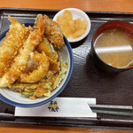 天丼てんや 中野店 - 天丼には漬物と味噌汁がつく