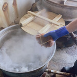 209947029 - 沸騰した鍋に毛蟹を投入