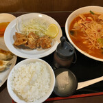 Menou - トマトタンメンから揚げセット+半餃子