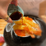 天ぷらと海鮮 ニューツルマツ - 天丼のタレ投入❣️