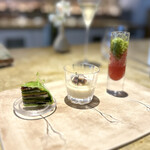 entre nous - 根から伸びるお料理で、鮮やかなお花に
      真ん中の新玉葱のムースは、濃厚でとても美味しい！
      野菜のミルクレープは、約20層にもなる、シェフがボキューズドールで苦心の末に完成させた一品。