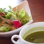 グラニット・カフェ - セットのサラダとほうれん草スープ