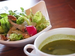グラニット・カフェ - セットのサラダとほうれん草スープ