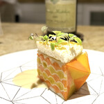 entre nous - 炭と味噌のソースでプレートに描いた模様と、ムースリーヌから突き出した突起まで合わせる景観美。
            中には貝の複雑な美味しさが仕込まれていて、何より、添えられたブールブランソースが絶妙に美味しい！