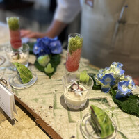 entre nous - いつもの大皿プレゼンテーションから。
                    紫陽花に招かれたカエルちゃんは、冬瓜です。
                    細部まで、なんてこだわりでしょう！