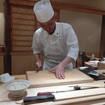 鮨みなと - 大将が見事な手さばきで新生姜を切ってくれます。