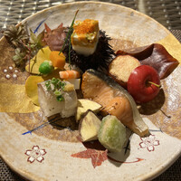 百名伽藍 - 雲丹霞蒸し殻盛り、秋鮭西京焼き、姫林檎山芋焼き、タタミ鰯磯辺揚げ、蒸栗、焼き鯖寿司、青銀杏白扇揚げ松葉刺し