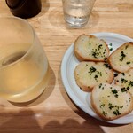 ボーノ - 白ワインとガーリックトースト(サービス)