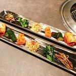 西中州焼肉 きらく - キムチとナムルの盛り合わせ