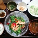 Makotoya - ホウレン草と鶏のネギ塩こうじ定食　830円　品沢山で結構