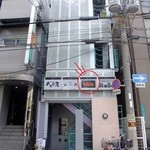 Wine Bar base - 外観　お店は2階です♪(’13.08月にて)