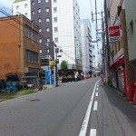 Wine Bar base - 外観　お店はこの道沿いです♪(’13.08月にて)