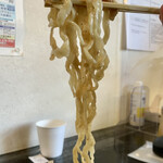 らー麺　Do・Ni・Bo - かた茹でのちぢれ太麺をリフトUP⤴️