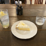 ココフル カフェ - レモンパイ＆レモンソ－ダ　水のグラスが可愛い