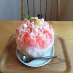 京終駅舎カフェ ハテノミドリ - いちごカスタードかき氷