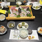 長谷 - 夕食の舟盛りは３人前です。写真からはみ出ましたが、卵の横には鰻の柳川鍋があります。