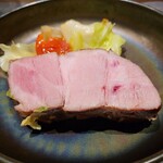 燕三条イタリアンBit - 切り分けた豚肉