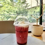 DEAN&DELUCA CAFE - チェリーベリーヨーグルトソーダL744円、手前のドリンクにピント