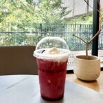 DEAN&DELUCA CAFE - チェリーベリーヨーグルトソーダL744円、奥の緑にピント