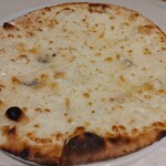 Pizzeria domo - クワトロフォルマッジ
