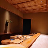 枯淡 - 店内はカウンター席だけ