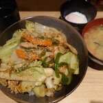 Densetsu No Suta Don Ya - 甘辛肉野菜丼 900円