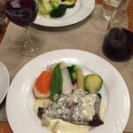 グローブ デュ モンド - メイン：（手前）ブルーチーズソースのステーキ