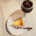 ニューベリー・ティーアンドコーヒー - ニューヨークチーズケーキ（600円） アイスコーヒー（キャンペーン価格400円）