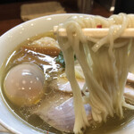 麺や 維新 - 特柚子塩ラーメン　麺リフト