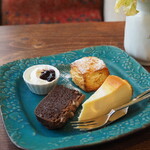 7 Rooms Hotel & Cafe - ハーフケーキ3種プレート（850円）