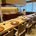 おにく 花柳 - ◎ 吉野杉の一枚板のカウンター席は8席。