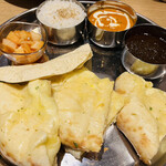 IndeesCurry - チーズナンとカレー2種セット1200円