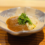 おにく 花柳 - ◎野菜と果物のペーストのみで作った一口ビーフカレー。トッピングは花山椒！