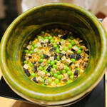 おにく 花柳 - ◎牛出汁で炊いたご飯に、サマートリュフ、うすい豆、じゃがいも、玉蜀黍を入れて炊き込んでいる。