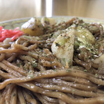 焼きそば櫻井 - 削り節もかけていますね。