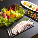 非常滿意!巖中豬的厚切韓式烤豬五花肉和可攝取一天分量蔬菜的卷蔬菜套餐