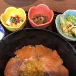 あまご茶屋 - 冷奴と煮物、浅漬けにおろしたてのわさび
            何気にヨーグルトも付いています