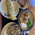 Serufu Udon Yamamori - うどん、出汁美味い。肉は塩辛い！おでんは檄甘い！昆布天ぷらはバリバリ硬い！
                      シンプルな方が良いかも！