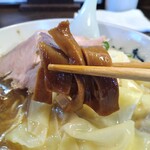 室蘭ラーメン 雷文 - 色濃いメンマ