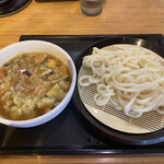 ＷＥＳＴ - 「シン・タヌキ」690円。熱々のつけ汁と冷たいうどん