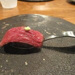 ルボ飯 - 知多牛のもも肉：お洒落なスプーンに柔らかでしっとりとした食感の知多牛のもも肉を玉葱と本わさびでお寿司感覚でいただきます。