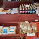 Yagichou Honten - お店に入ってすぐのところに日用かつを節，半田麺，八木長さんのめんつゆペットボトル詰めなんかが平積みされてます