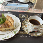カフェ エクレール - キッシュとコーヒー☕️✨。美味しそう‼️→忘れておりますけれども、もしかすると、一杯のみだけではなくて、お替わり分もあったかも…→コーヒーカップ横に容器がありますしねー✨。
