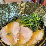 家系ラーメン とらきち家 - チャーシュー麺　海苔　油多め